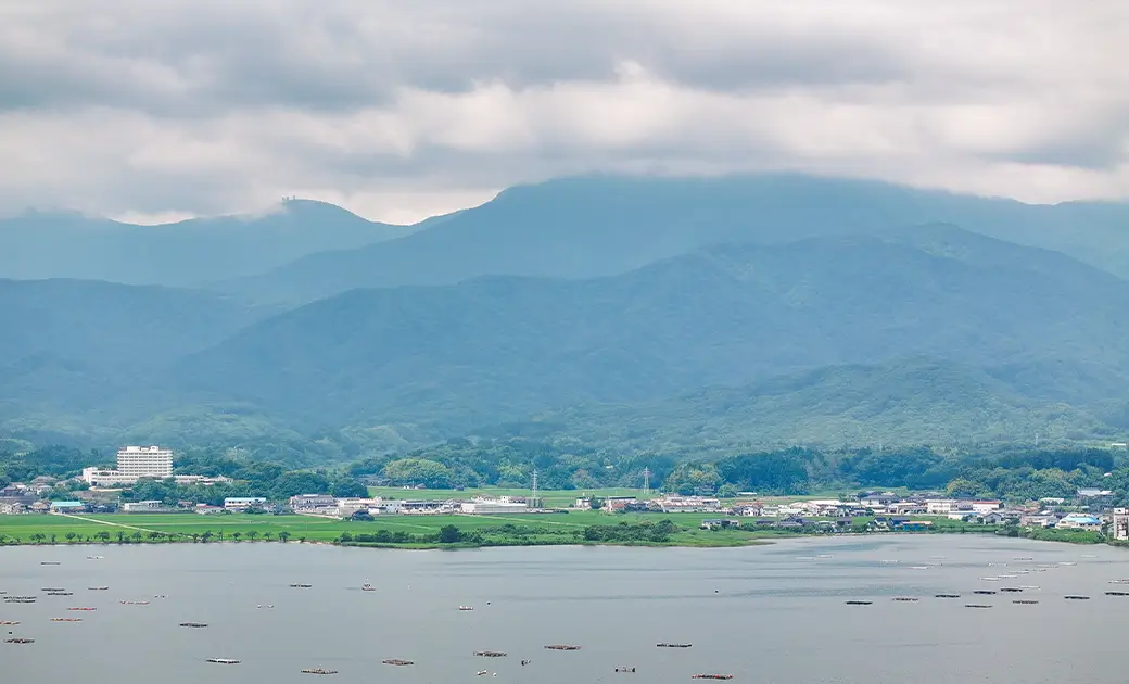 加茂湖の湖畔沿い