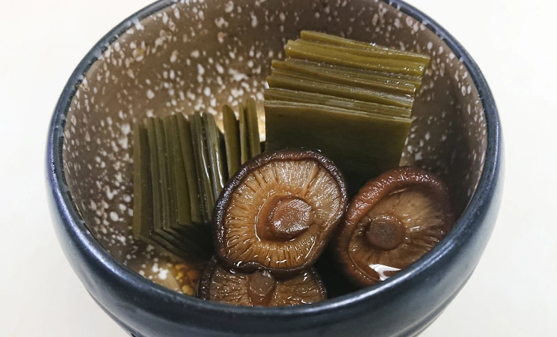 昆布と干し椎茸の煮物